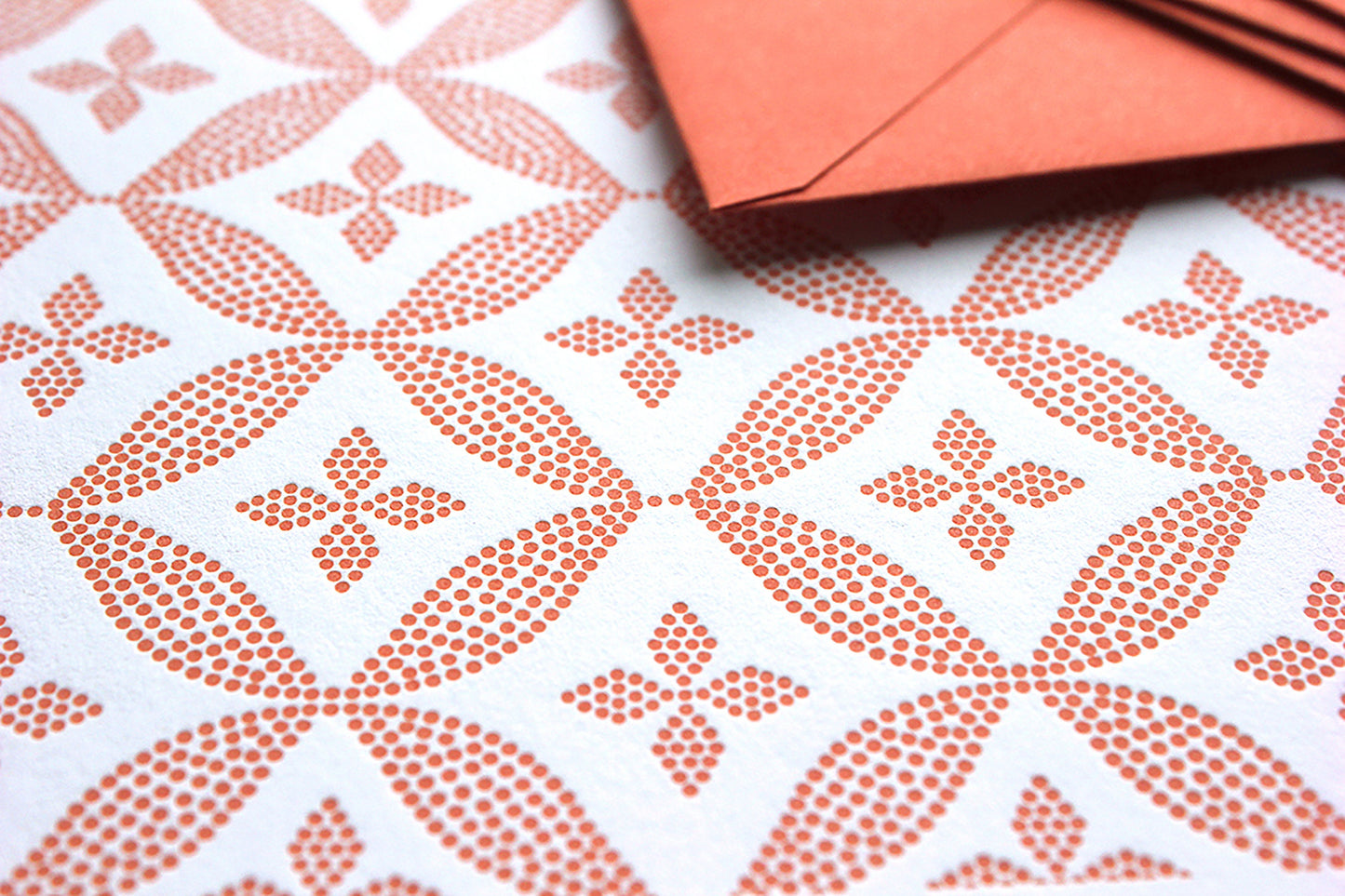 Circle patterned card set in Coral